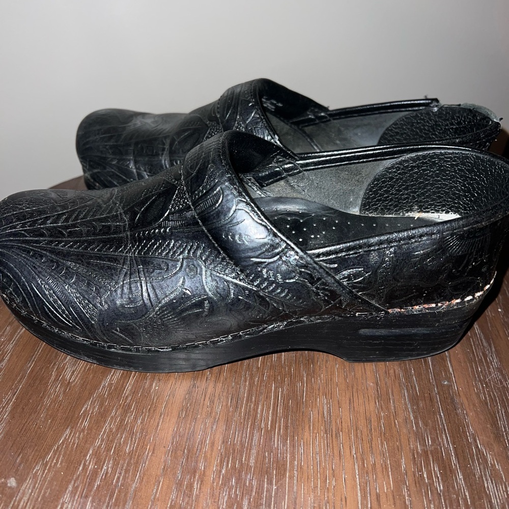 Dansko Black Embossed Leather clogs size 39 US 8.5